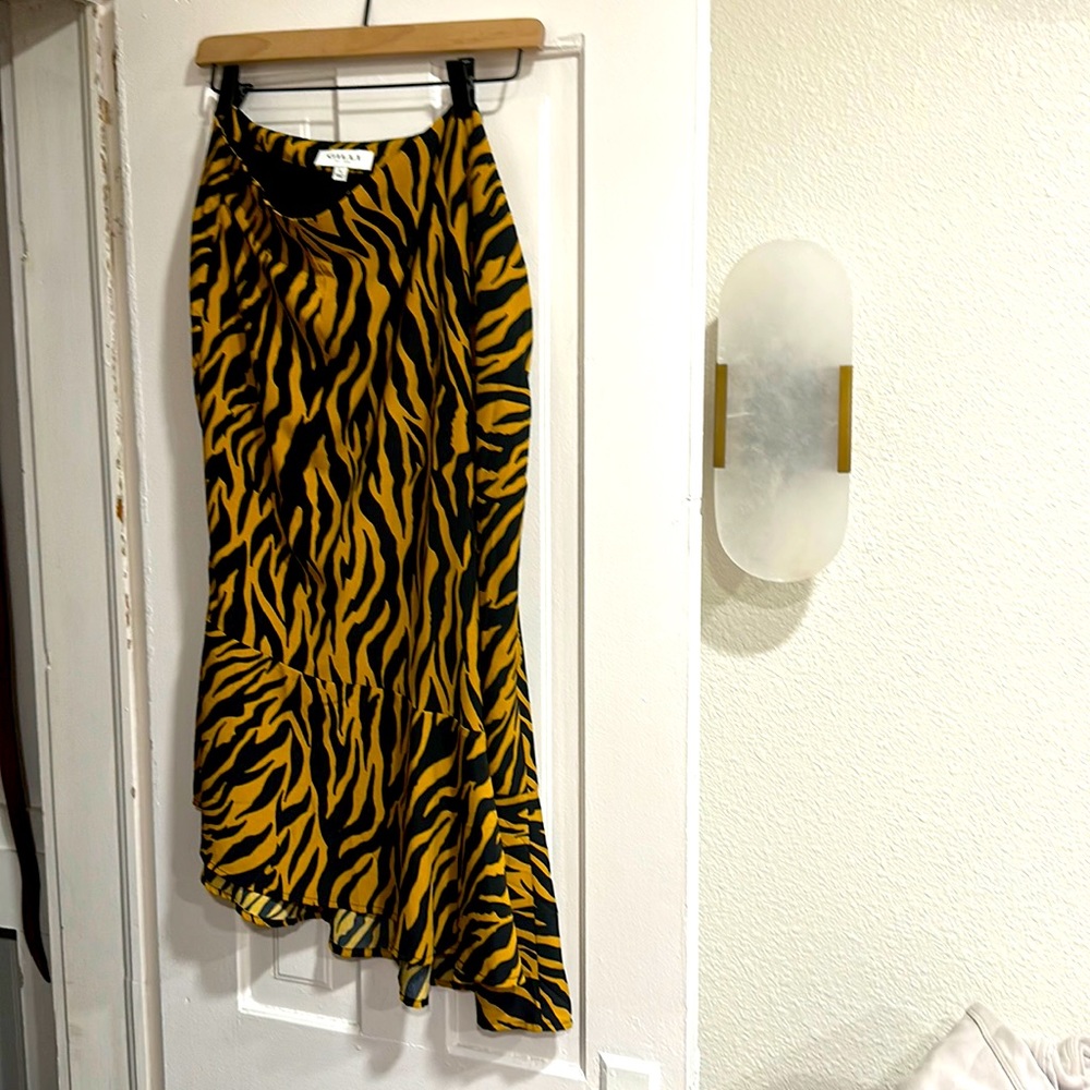 Like new Gilli skirt- size large and never worn! Gorgeous pattern and colors.